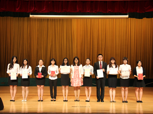 车小真为获奖学生颁奖