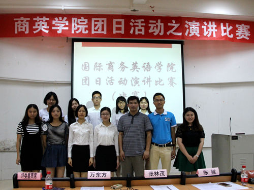 选手和评委合影留念