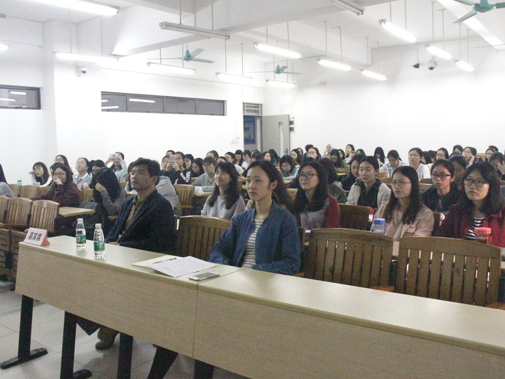 同学们认真听讲