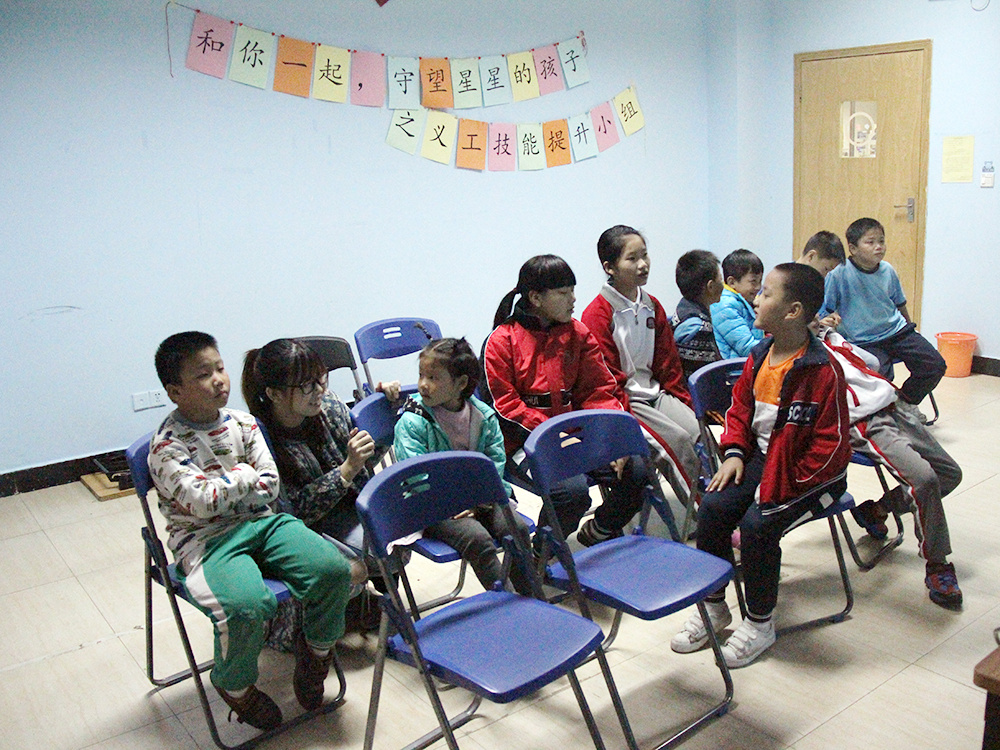 小朋友们认真听讲