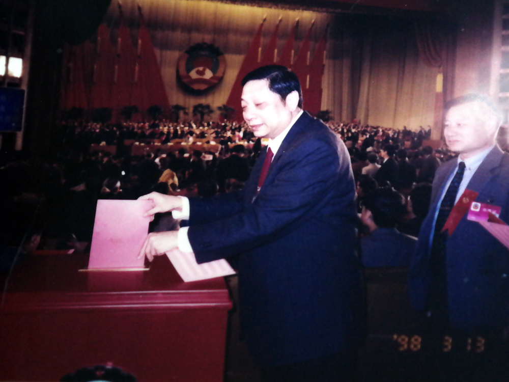 龚华基参加全国政协会议,代表教育服务界投下神圣一票