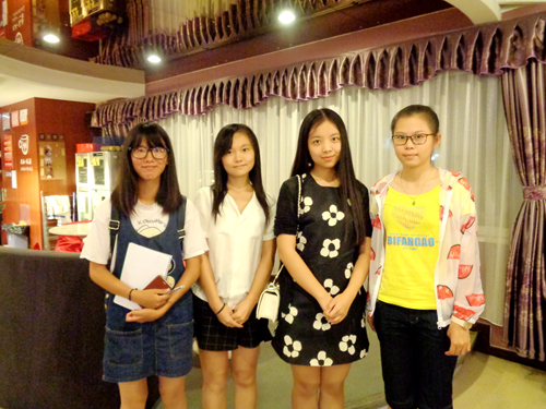 华珂和党建小记者们合照