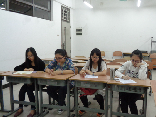 党员们交换自己的观点