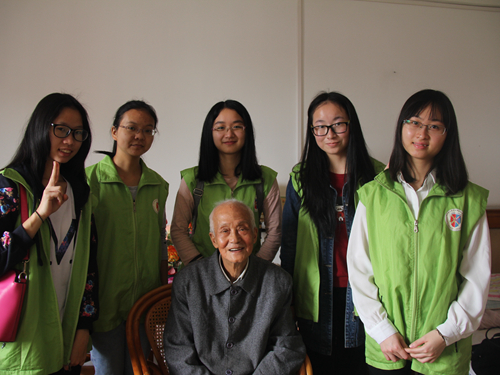 郭爷爷与志愿者们合照