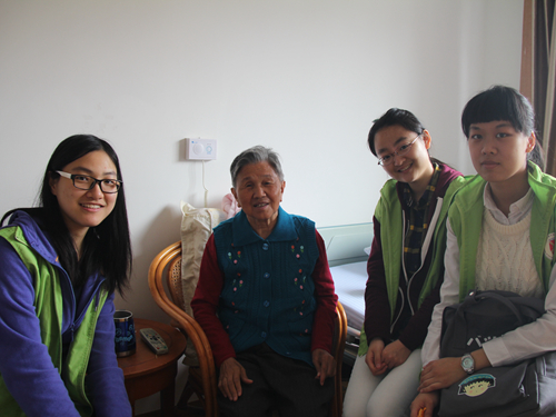 热情直爽的奶奶与志愿者合照