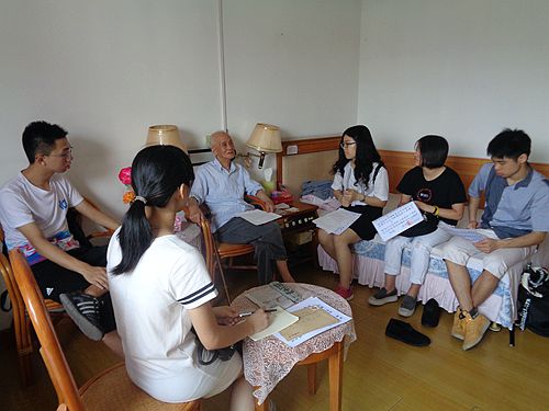 志愿者认真聆听