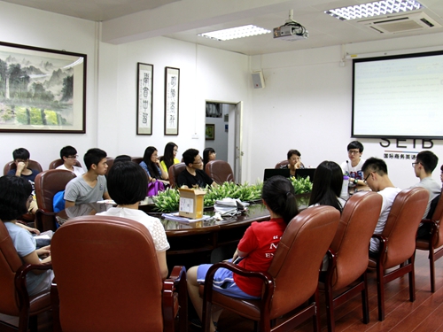 “人才库”学生认真听讲