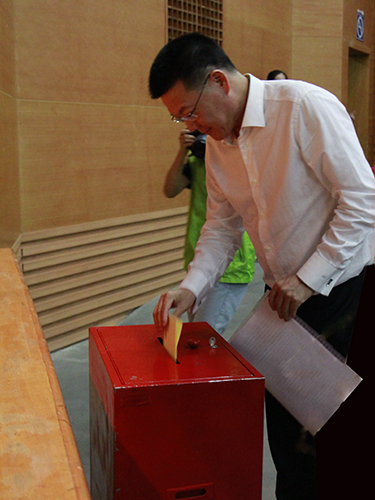 仲校投出神圣一票