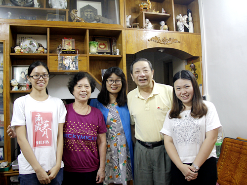 龚华基老师夫妇与车小真一行合影