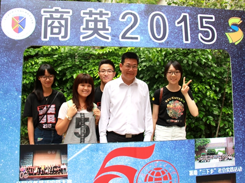 仲校长与新生及志愿者合影