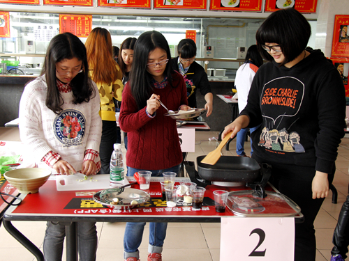 参赛队伍精心准备豆腐佳肴