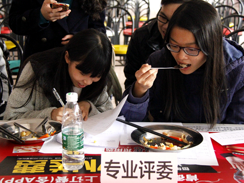 专业评审品尝菜肴