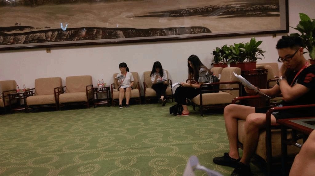 图为“馆员们在认真听培训”