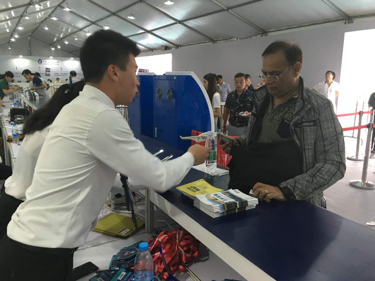 正在为外国客商办证