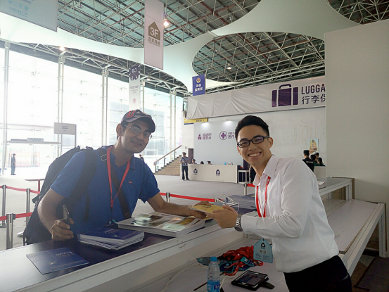 外国参展商与同学热情地合照