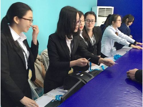 同学们在为国际参会商办理证件