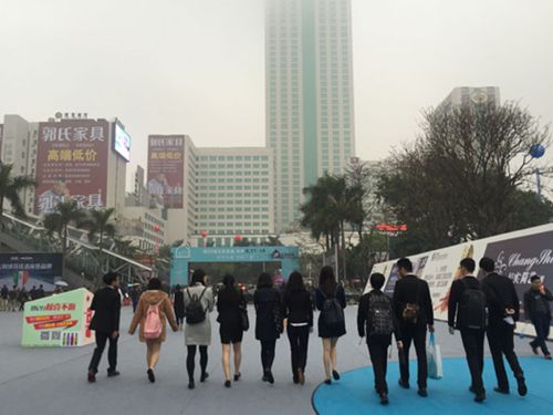 同学们清早走向自己工作岗位