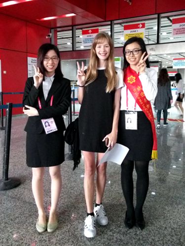 咨询台工作人员与前来咨询的外商合照