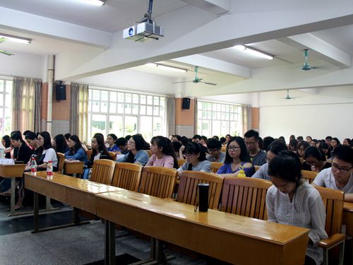 党校学员在讲座上