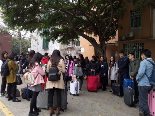 同学们准备启程