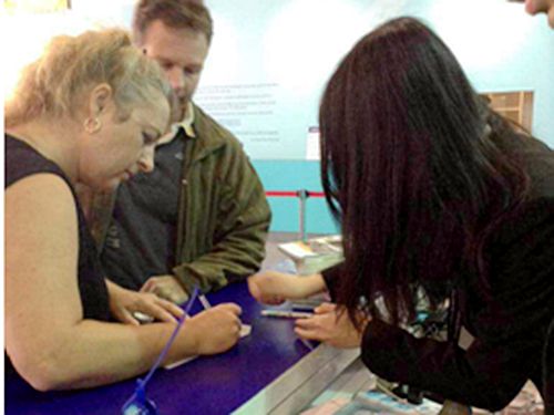 同学们热情地为外商办理证件