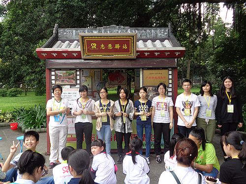 大学生志愿者接受志愿者勋章