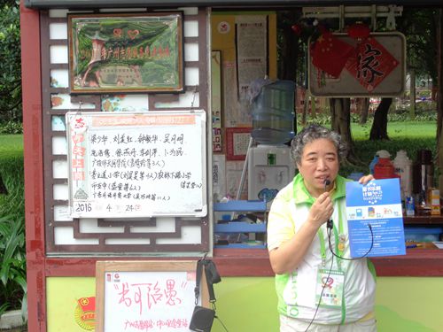 志愿者钟阿姨讲解图书捐赠流程