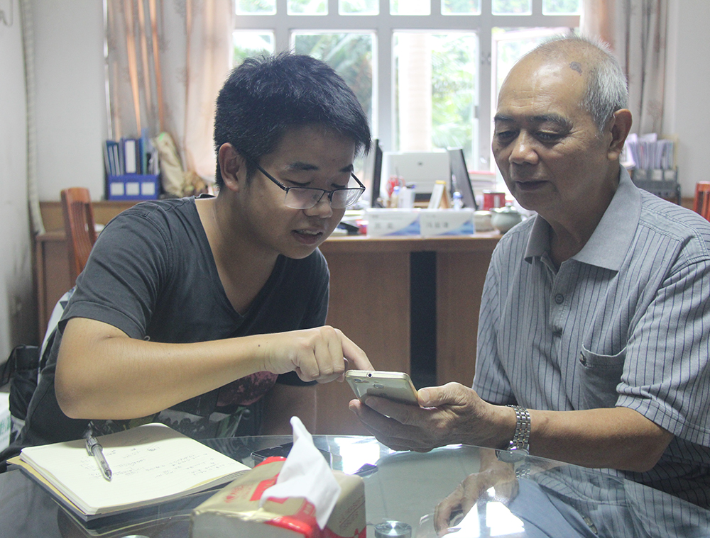 干事和冯益谦老师聊天