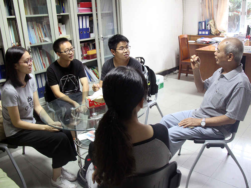 干事们和冯益谦老师聊天