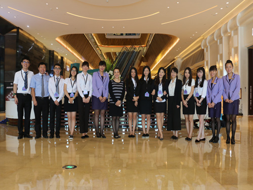 与馆方人员合影留念