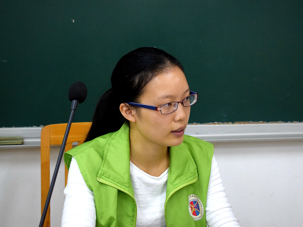 主持人讲解党校培训事项