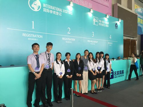 辅导员与馆员合照