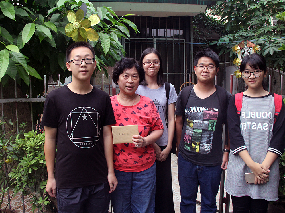 干事们到龚华基老师家中拜访