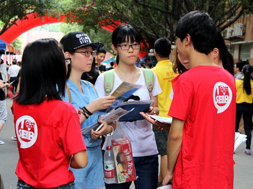 志愿者热心帮助考生与家长