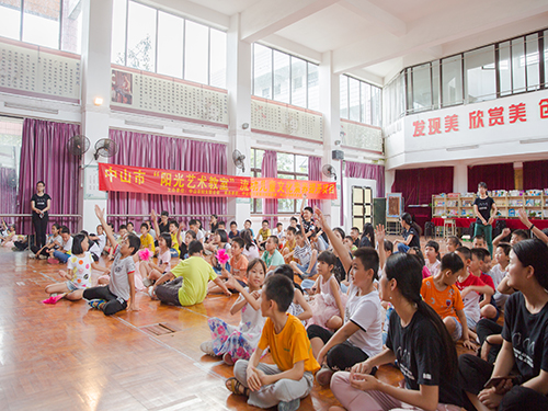同学们积极举手参加扮演
