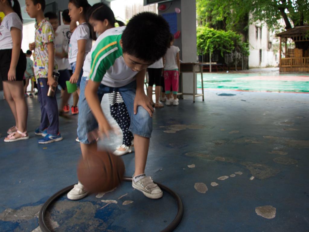 体育课上的篮球比赛