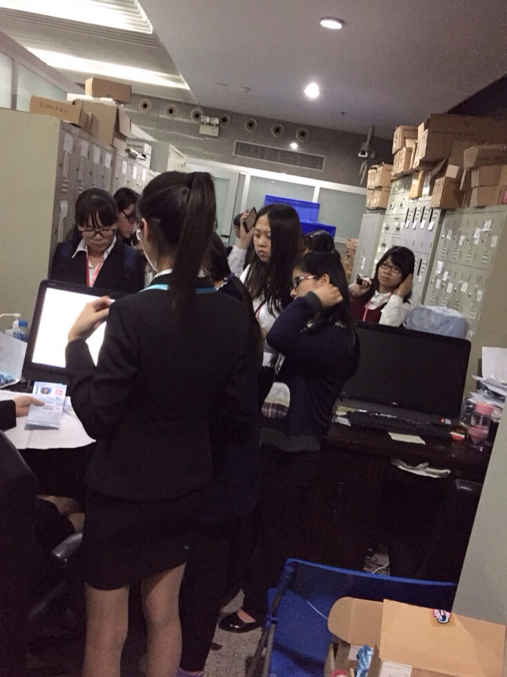 核对证件