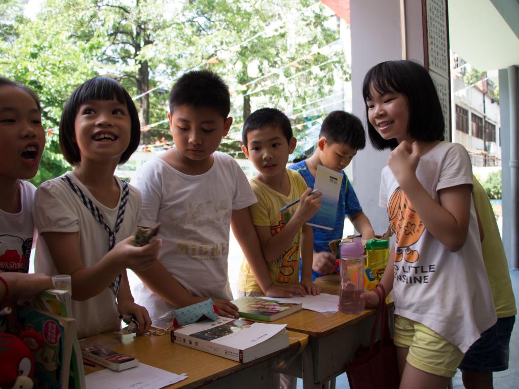 同学们的摊位