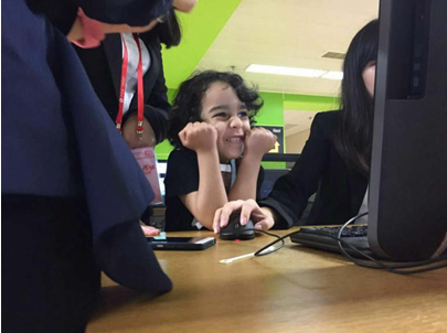 商英学子耐心向外国小孩展示操作过程