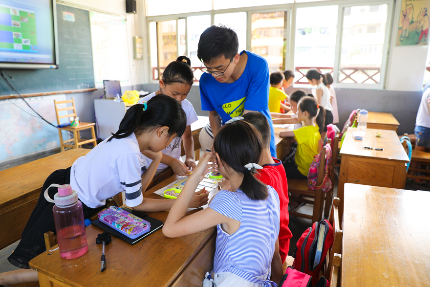 同学们开心地玩游戏