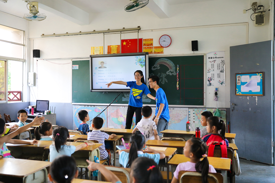 各个老师进行自我介绍