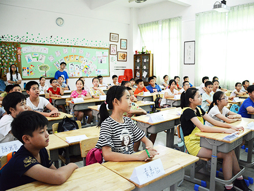 认真听讲的小朋友