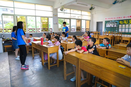 老师带领着学生早读