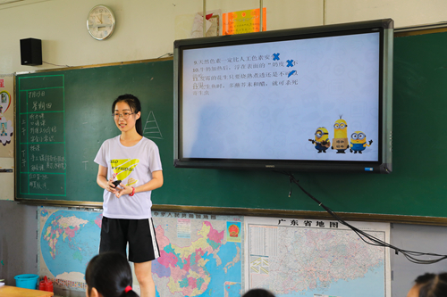东东老师在给小朋友讲解饮食安全