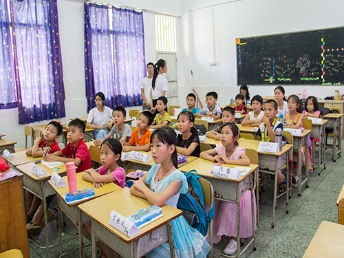 低年级学生认真听课