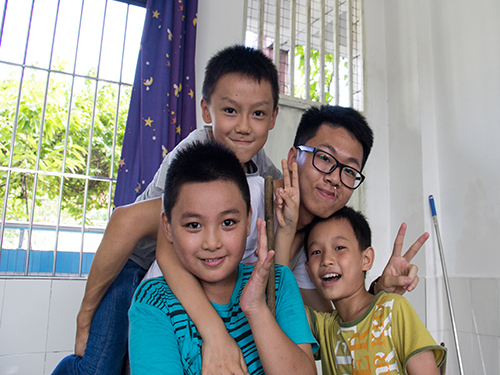 怪兽老师和学生玩耍