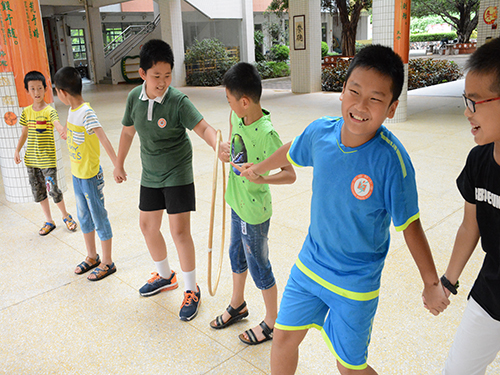 小朋友们在参与呼啦呼啦圈