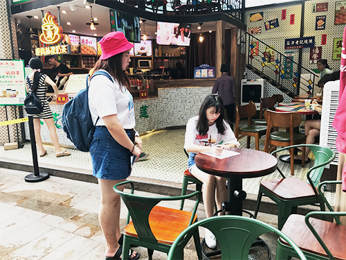 小姐姐在认真填写