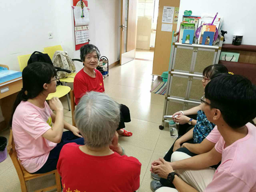 调研小组和老人家促膝长谈