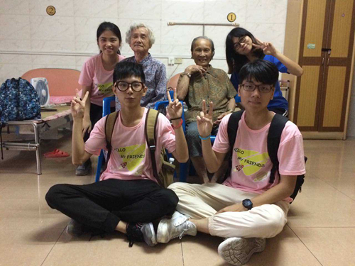 调研小组在养老院门口的合影